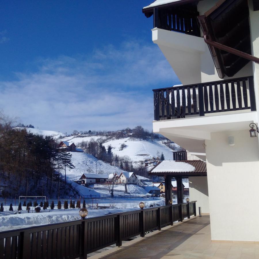 Flori De Mar Hotell Poiana Mărului Eksteriør bilde